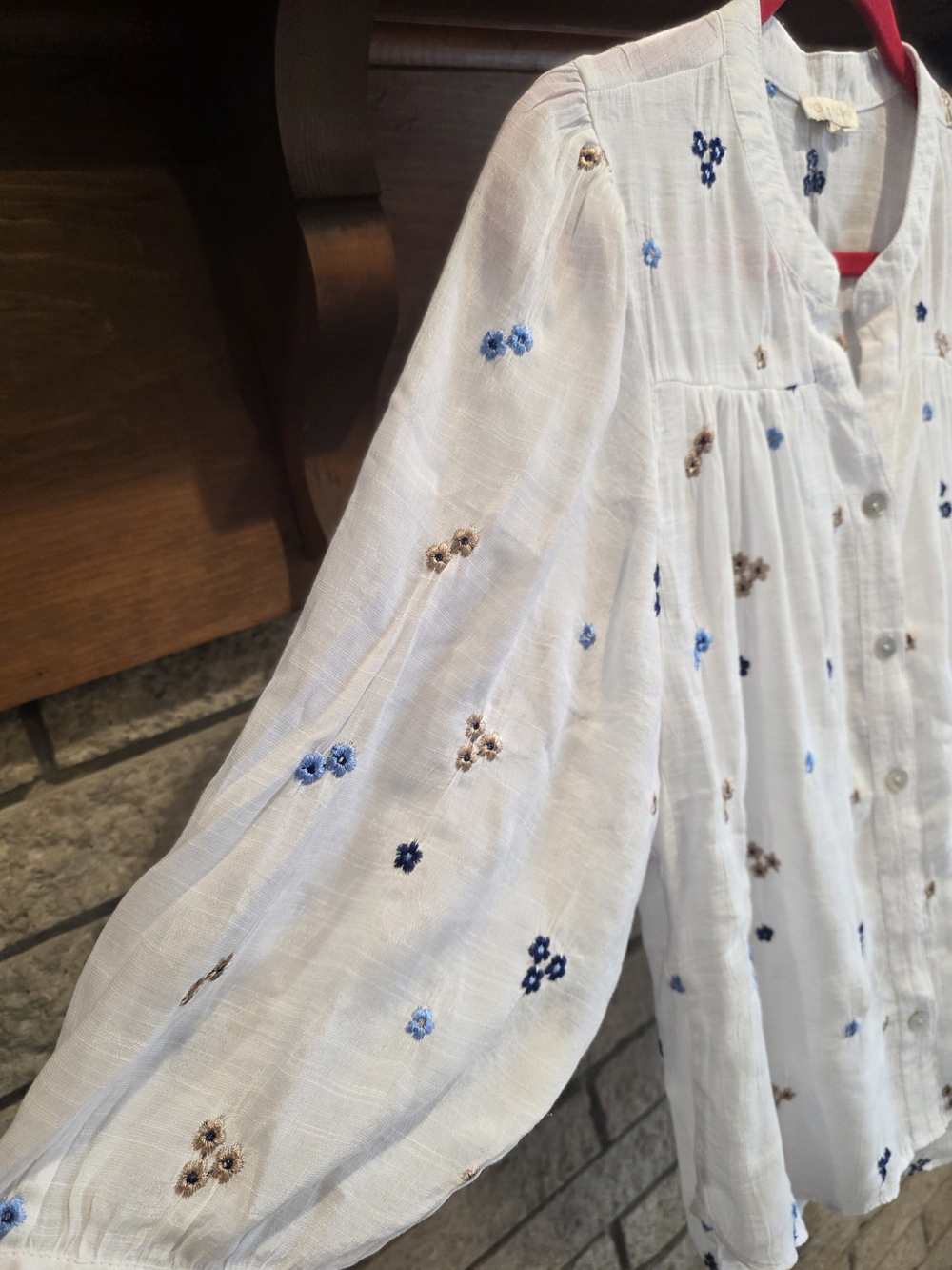 fig and flower White Floral Button-Front Blouse with Blue & Tan Accents - Picture 4 of 7